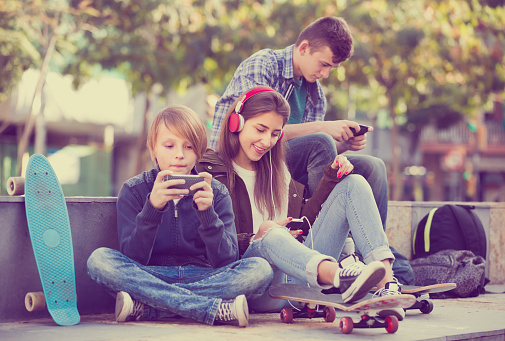 teenagers and smartphones